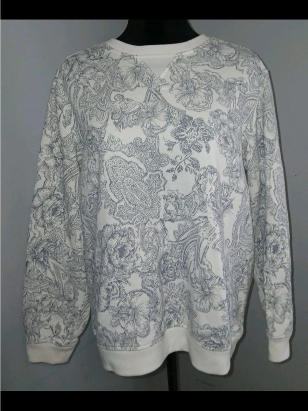 Karen Scott White Crewneck Sweatshirt with Gray Paisley Floral Print